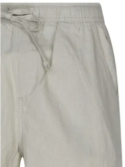 Short beige uni pourvu d'une coupe droite et d'une taille élastiquée