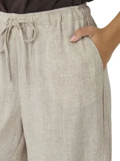Short beige uni taille haute avec une coupe fluide et une taille élastiquée