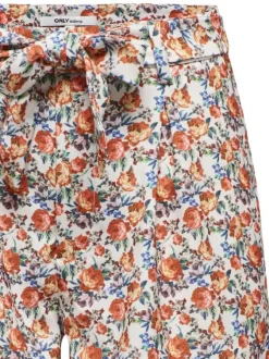 Short blanc fleuri avec une coupe chino et imprimé fleuri all over