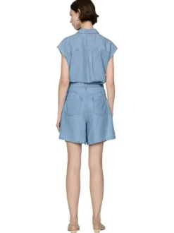 Short bleu ciel uni avec une coupe droite et une taille haute