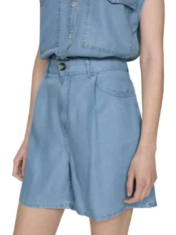 Short bleu ciel uni avec une coupe droite et une taille haute