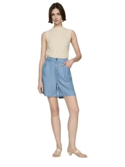 Short bleu ciel uni avec une coupe droite et une taille haute