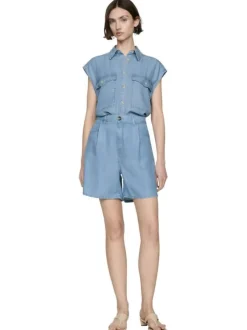 Short bleu ciel uni avec une coupe droite et une taille haute