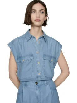 Short bleu ciel uni avec une coupe droite et une taille haute