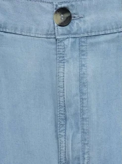 Short bleu ciel uni avec une coupe droite et une taille haute
