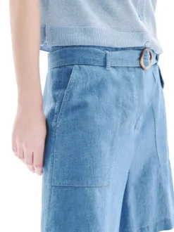 Short bleu à coupe ample pourvu d'une ceinture ajustable à la taille