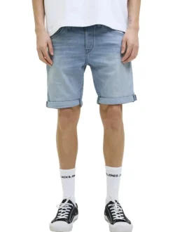 Short bleu à coupe droite pourvu de multiples poches plaquées