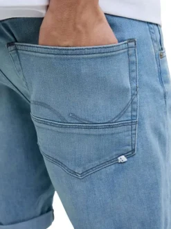 Short bleu à coupe droite pourvu de multiples poches plaquées
