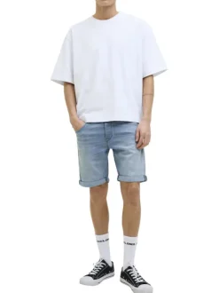 Short bleu à coupe droite pourvu de multiples poches plaquées