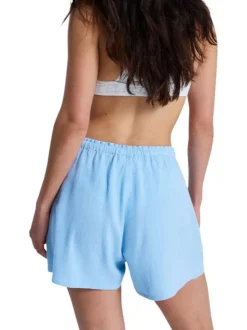 Short bleu à coupe droite pourvu du logo de la marque brodé