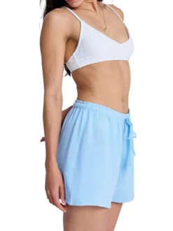 Short bleu à coupe droite pourvu du logo de la marque brodé