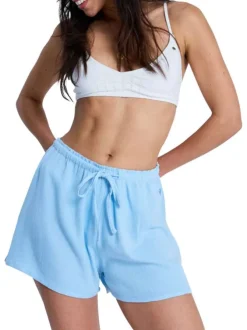 Short bleu à coupe droite pourvu du logo de la marque brodé