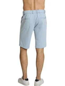 Short bleu à coupe droite pourvu d'une taille élastiquée avec cordon de serrage