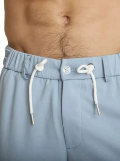 Short bleu à coupe droite pourvu d'une taille élastiquée avec cordon de serrage