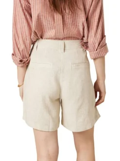 Short chino beige uni pourvu de passants pour la ceinture et d'une taille haute
