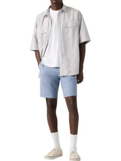Short chino bleu à coupe droite pourvu du patch de la marque