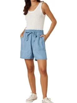 Short chino bleu uni pourvu d'une coupe droite et d'une taille élastiquée