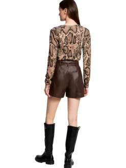 Short Chino chocolat uni avec ceinture ton sur ton et plis marqués