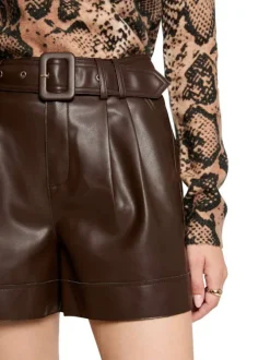 Short Chino chocolat uni avec ceinture ton sur ton et plis marqués