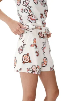 Short chino écru à motifs pourvu de passants pour la ceinture