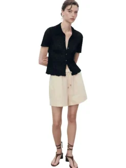 Short chino écru uni avec une coupe droite et un cordon de serrage à la taille