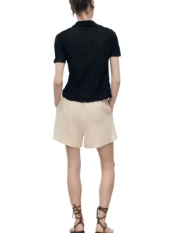 Short chino écru uni avec une coupe droite et un cordon de serrage à la taille