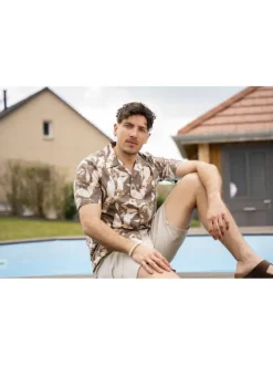 Short chino écru uni avec une coupe droite et une fermeture zippée