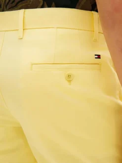 Short chino Denton en coton jaune à coupe droite pourvu de multiples poches