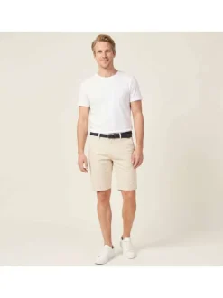 Short Chino en coton beige avec une coupe ajustée et une ceinture
