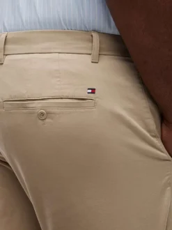Short chino en coton beige uni pourvu de passants pour la ceinture