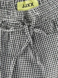 Short Chino en coton biologique noir à carreaux pourvu d'une coupe droite