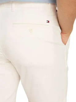 Short Chino en coton blanc uni avec logo à l'arrière et poches passepoilées