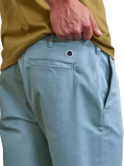 Short chino en coton bleu ciel uni avec une coupe droite et un logo brodé