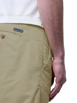 Short Chino en coton couleur sable avec poches à l'italienne à l'avant