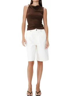 Short chino en coton écru uni pourvu d'une coupe large et de multiples poches