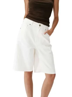 Short chino en coton écru uni pourvu d'une coupe large et de multiples poches