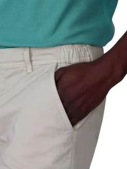 Short chino en coton gris clair uni avec une poche passepoilée à l’arrière