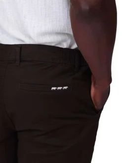 Short chino en coton marron uni avec des poches passepoilées à l’arrière