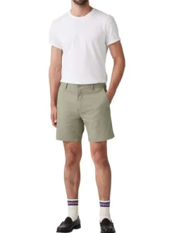 Short chino en coton mélangé kaki uni avec une coupe droite et un patch
