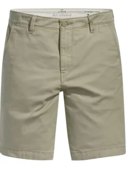 Short chino en coton mélangé kaki uni avec une coupe droite et un patch