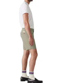 Short chino en coton mélangé kaki uni avec une coupe droite et un patch