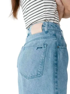 Short chino en coton stone uni pourvu d'une coupe large et de multiples poches