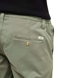 Short chino en coton vert tilleul uni avec une coupe droite et 4 poches