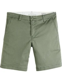 Short chino kaki à coupe droite pourvu du patch de la marque