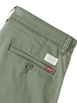 Short chino kaki à coupe droite pourvu du patch de la marque