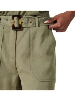 Short chino kaki uni avec une coupe droite et une ceinture imprimée à la taille
