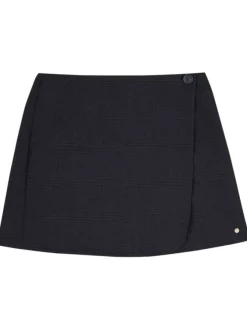 Short chino marine unie avec une coupe droite et une fermeture boutonnée