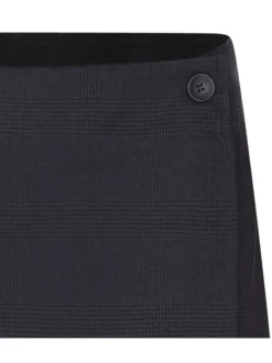 Short chino marine unie avec une coupe droite et une fermeture boutonnée