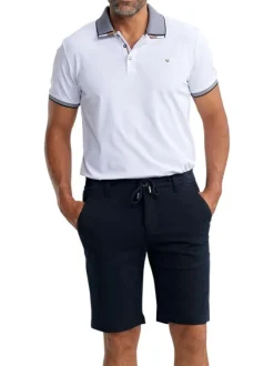 Short chino marine uni pourvu d'une coupe droite et de multiples poches