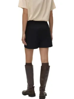 Short chino noir à coupe droite pourvu d'un effet jupe à l'avant